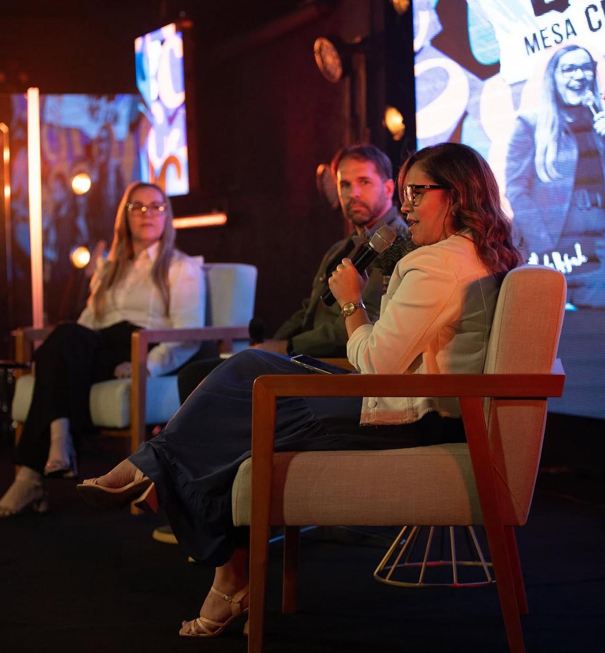 Psicóloga Aurea Matos em palestra - mesa redonda